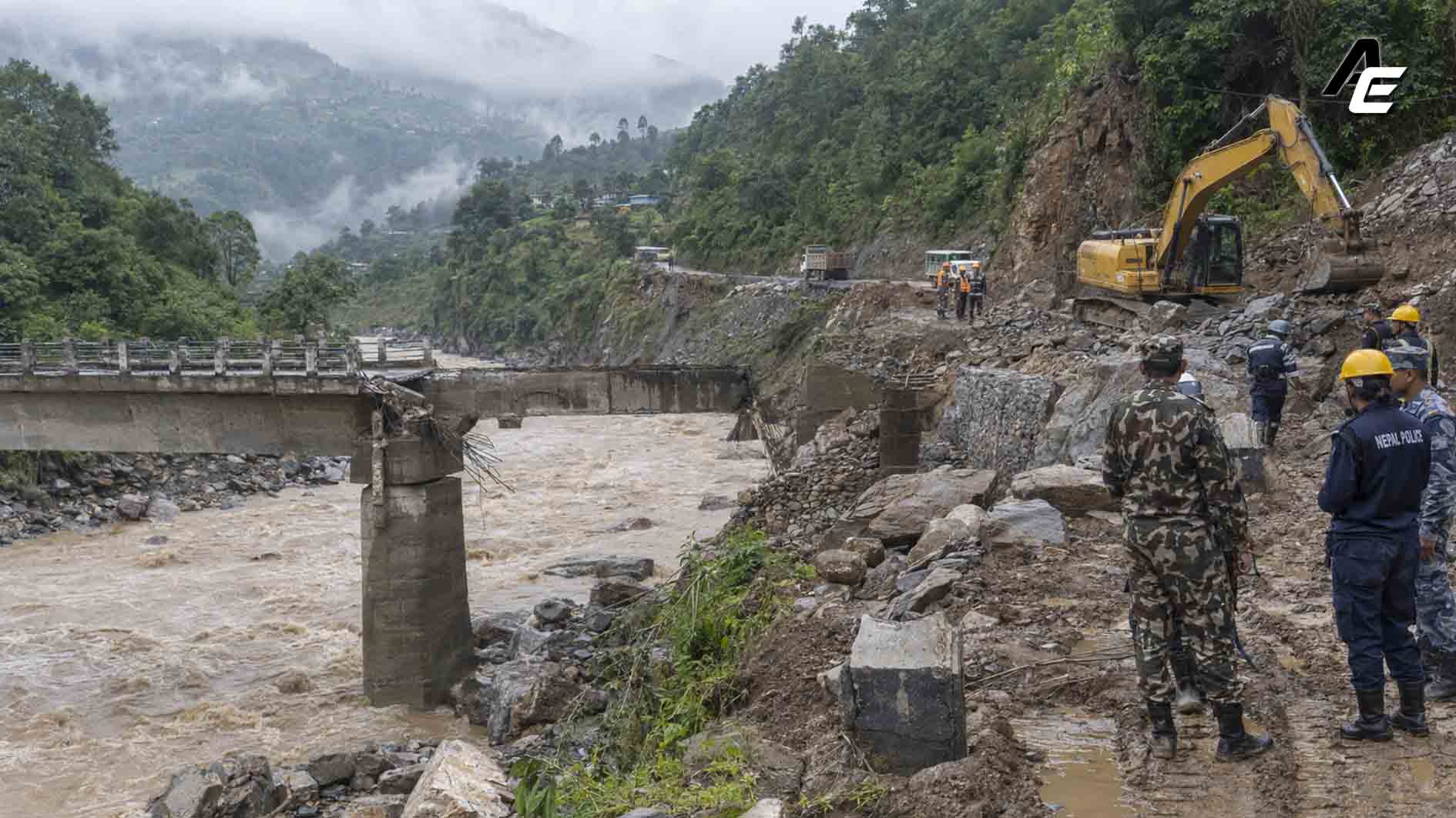 बाढीले टुटाएको सडक सम्बन्ध जोड्न सेना, प्रहरी र सशस्त्र मैदानमा